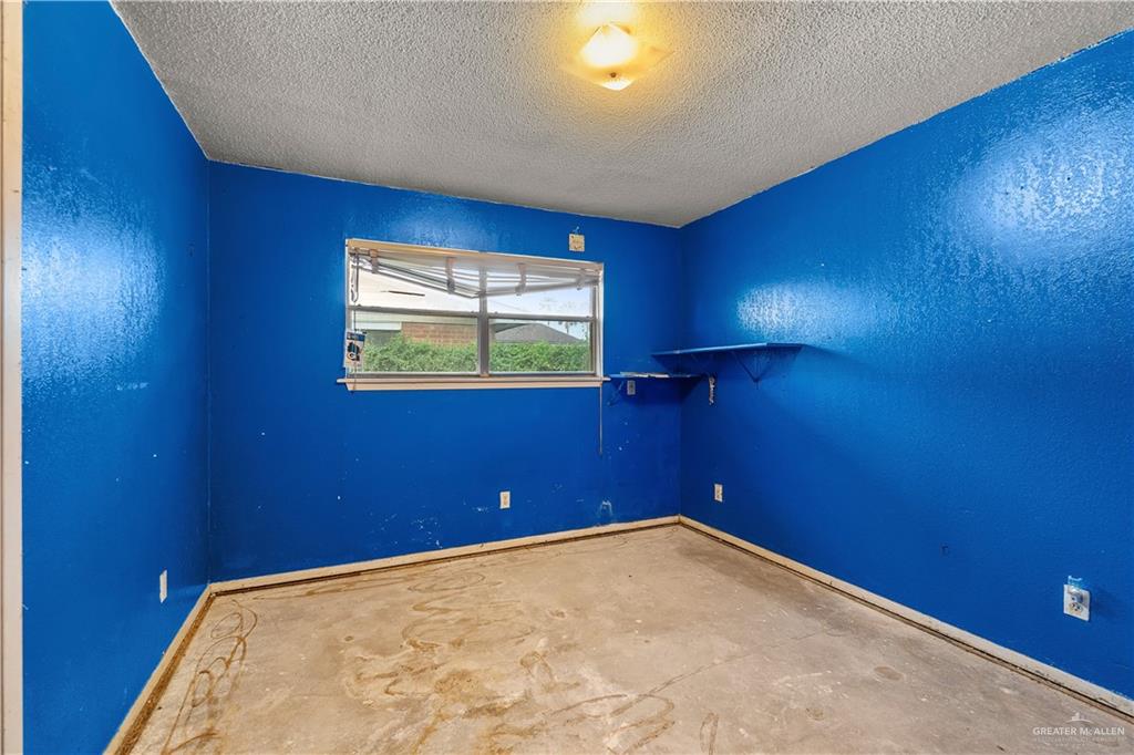 Photo 14 of 924 Greenlawn Street