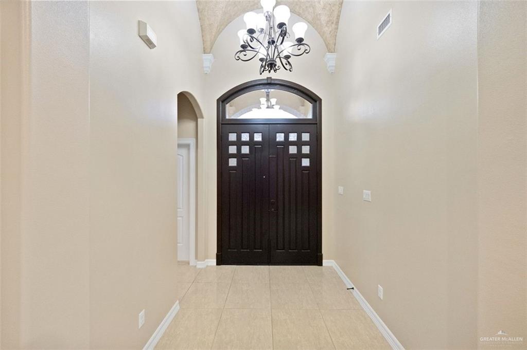 Photo 2 of 608 Biyaneta Avenue