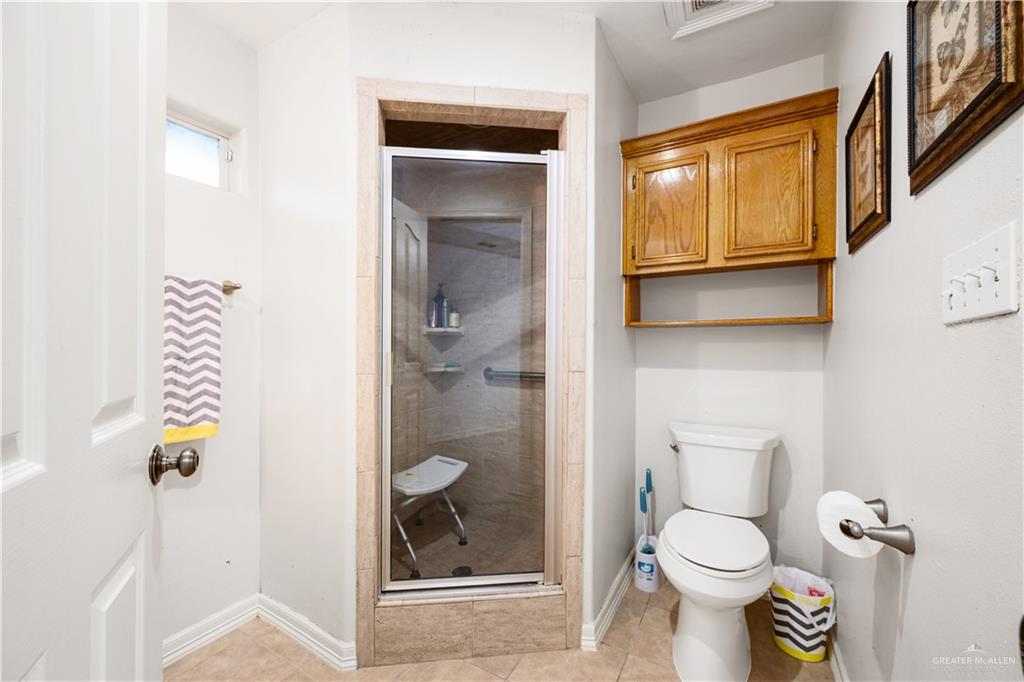 Photo 16 of 816 Woodford Street