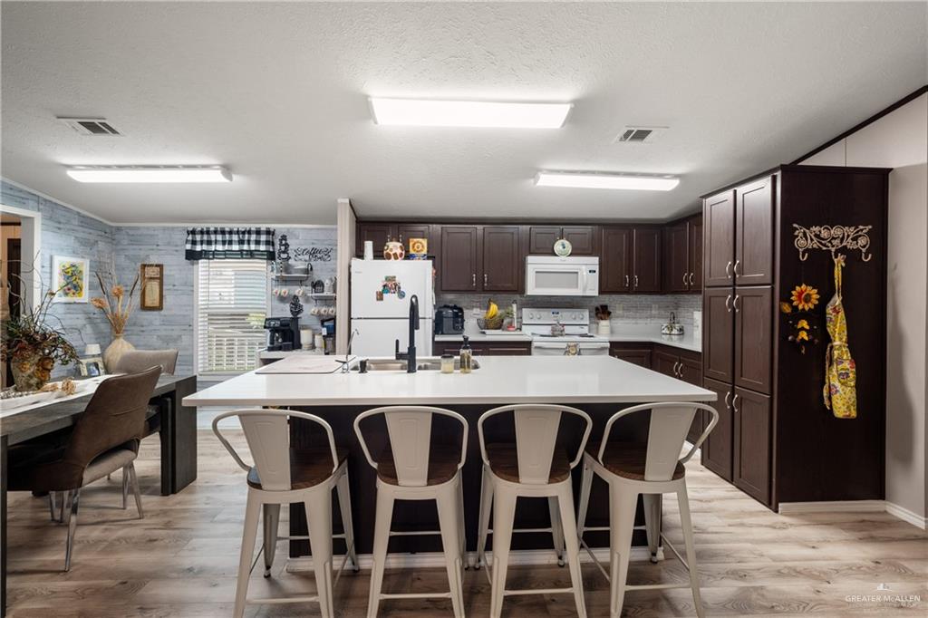 Photo 7 of 805 Anaqua Street